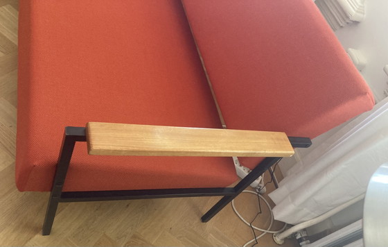Design 3-Sitzer Sofa - Oranger Bezug - Schwarzes Metallgestell - Holzarmlehnen – 3-5 Sitzer Sofas, Textile (photo 4 of 10)