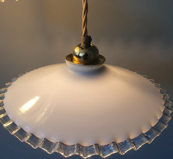 Set di Lampade a sospensione Vintage in Vetro Opalino Bianco. Modello 'Pie crust' – Metallo (photo 10 of 21)
