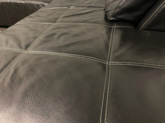 Image 1 of Piet Klerkx zwarte hoekbank van echt leer met comfortabele zitplaatsen en ruime hoek.