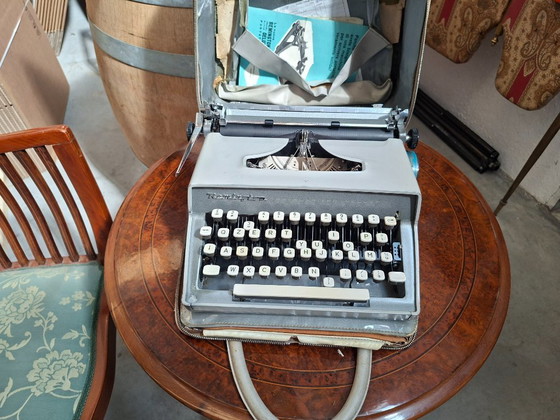 Image 1 of Remington Travel-Riter Deluxe (années 1960) + Documentation originale