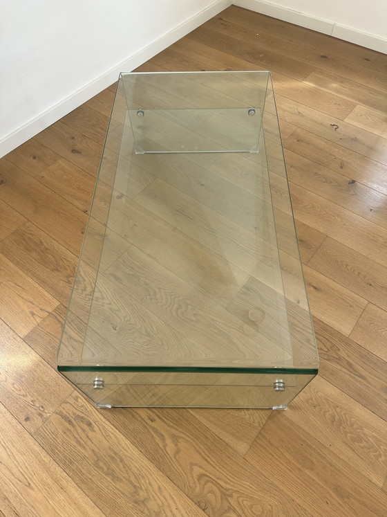Minimalistischer Couchtisch aus Glas mit unterer Ablagefläche – Couchtische (photo 3 of 8)