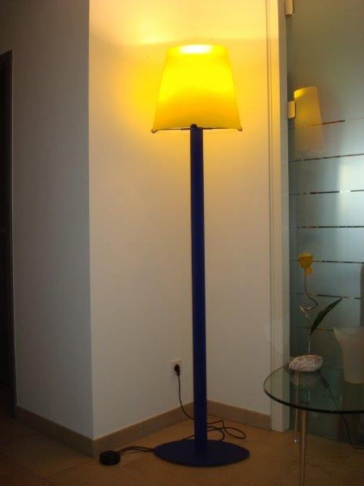 Lampada da terra postmoderna Murano (190 cm) – Vetro giallo e metallo blu – Stile Memphis / anni '90 – Certificata
