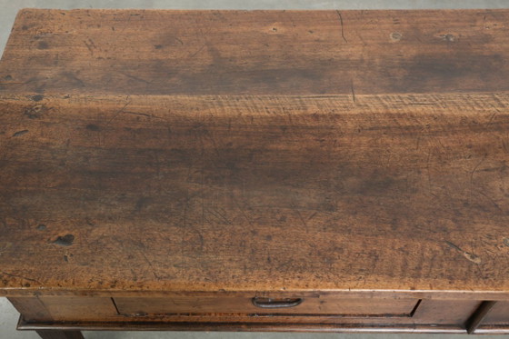 Image 1 of Mesa de centro rectangular antigua del siglo XVIII, de nogal, procedente del sur de Europa, con dos cajones y hermosos colores.