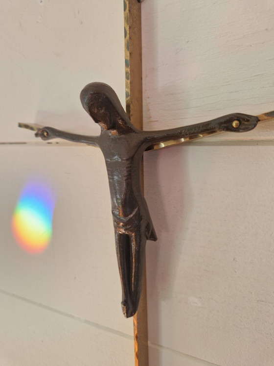 Bronzeguss-Korpus auf Messingkreuz. – Butzon & Bercker, Wanddekoration, Brass (photo 3 of 7)