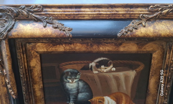 Image 1 of Antiek olieverfschilderij "Drie kittens in een mandje", olieverf op hout, gesigneerd Frey, sierlijke lijst.