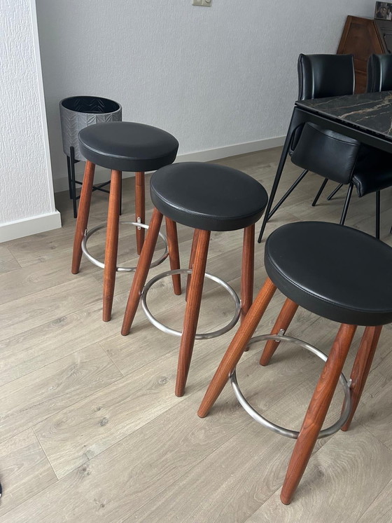 Image 1 of Carl Hanson & Son 3x tabourets de bar en noyer avec assise en cuir