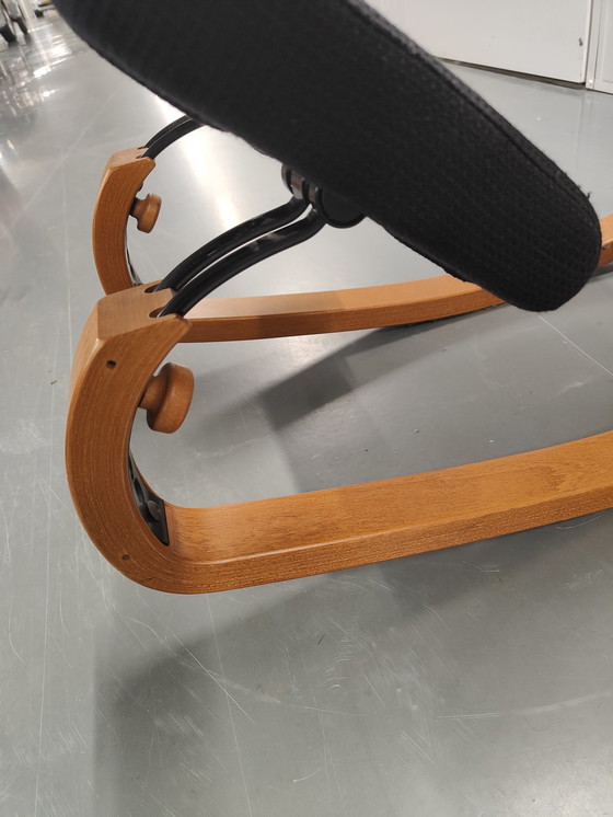 Image 1 of Stokke Varier Thatsit Zwarte bekleding houten frame