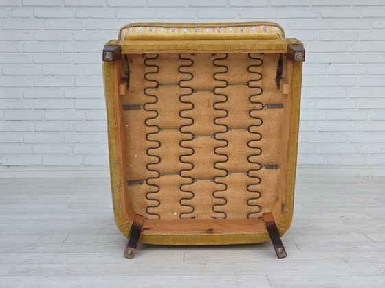 Image 1 of Fauteuil danois des années 1960, velours d'ameublement jaune miel, état d'origine.