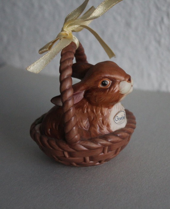 Image 1 of Un conejito adorable en una cesta con una flor amarilla. Goebel Edición Limitada Sorpresa de Pascua 2001