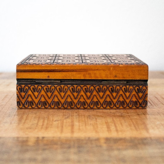 Image 1 of Boîte en bois de style art populaire polonais, à motifs floraux et de cœurs