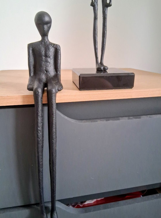 Eisenskulptur nach Giacometti „Sitzender Mann“ aus Gusseisen – Bildhauerei, Cast Iron (photo 5 of 6)