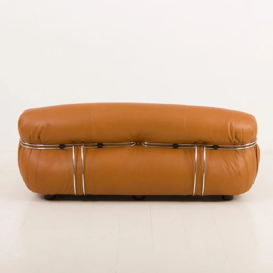Image 1 of El icónico sofá Soriana, diseñado en 1969 por Afra y Tobia Scarpa para Cassina, es un sello distintivo del diseño moderno italia