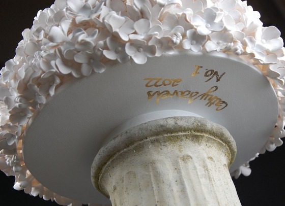 Image 1 of Witte, handgemaakte hortensia bloemsculptuur - Groot botanisch kunstwerk dat de aandacht trekt.