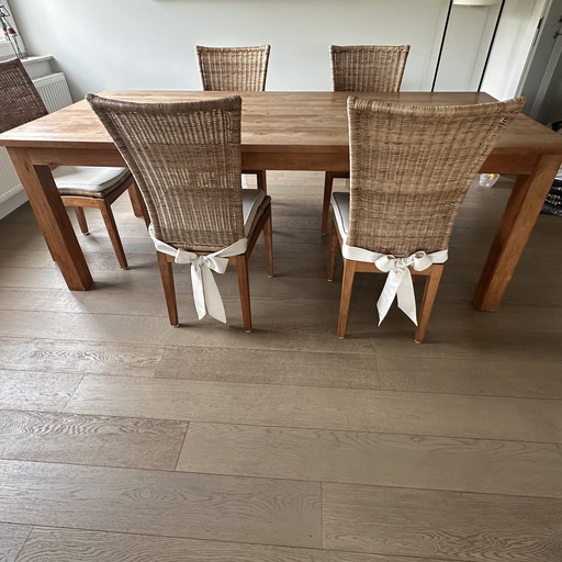 Table de salle à manger en teck avec chaises