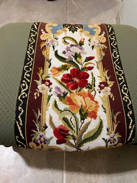 Poggiapiedi vintage imbottito, decoro floreale stile Aubusson. – Poggiapiedi e pouf, Wood (photo 7 of 9)