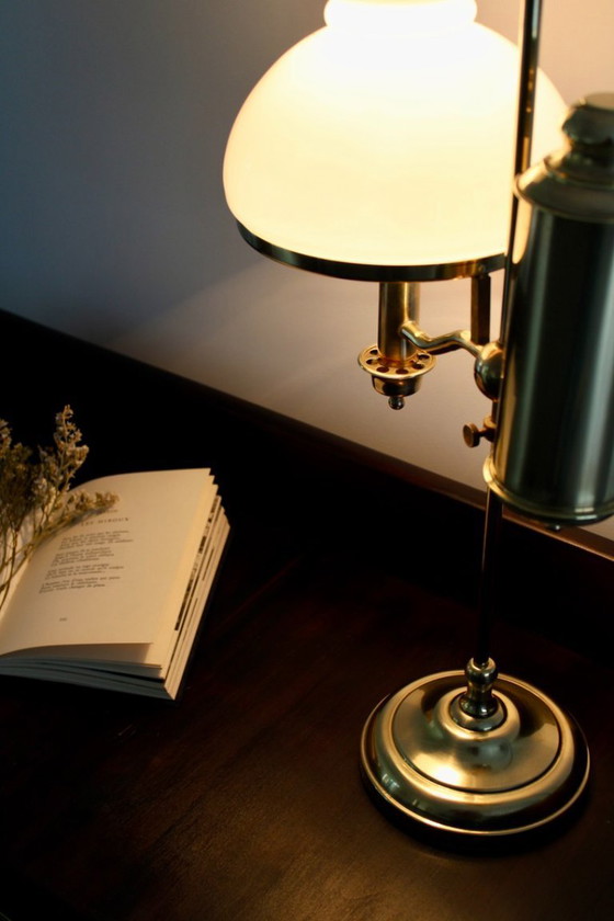 Image 1 of Lámpara inglesa en latón y opalina