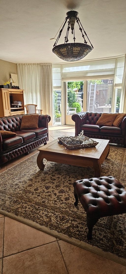 Canapés Chesterfield 2 et 2,5 places + tabouret d'appoint