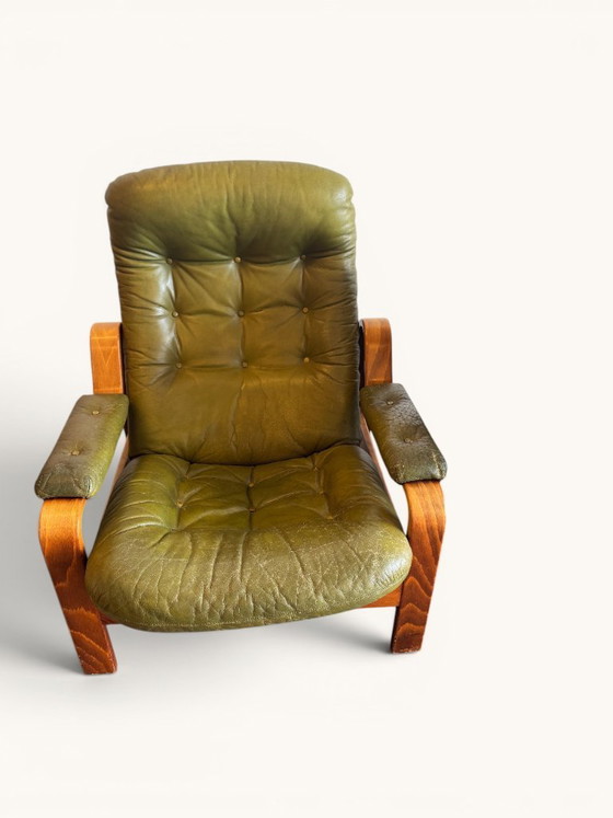 Juego de 2 sillones verde oliva – Göte Möbler, Suecia, años 70 – Sillas y sillones, Wood, Leather (photo 3 of 10)