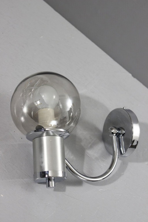 Vintage-Wandleuchte im Design der 1970er Jahre mit rauchfarbenem Glasschirm und verchromtem Stahl