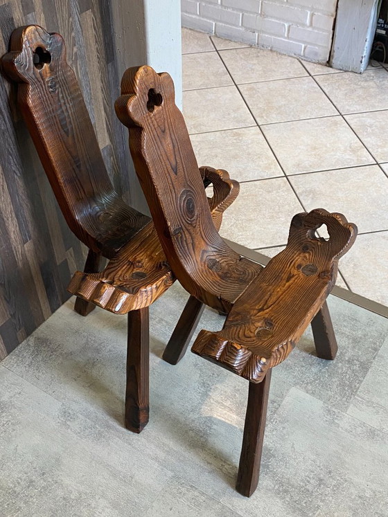 Image 1 of antieke brutalistische driepootstoel n2 gesneden massief hout