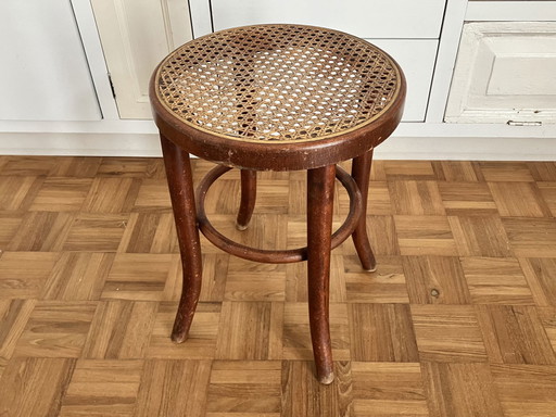 Sgabello in legno curvato