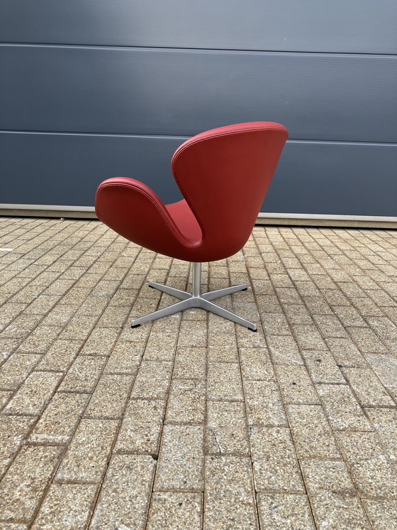 Image 1 of Silla Fritz Hansen Swan en cuero rojo indio, ¡¡¡NUEVA!!!