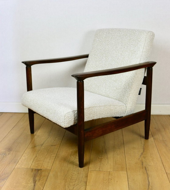 Image 1 of GFM-142 Fauteuil, ontwerp van Edmund Homa uit de jaren 70, wit ivoor boucle - 2 stuks beschikbaar - donker hout