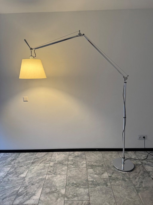Artemide Tolomeo Mega Stehleuchte mit pergamentfarbenem Lampenschirm