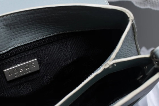 Image 1 of Sac bandoulière Loewe en cuir bleu