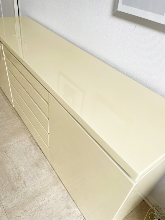 Aparador de Jean-Claude Mahey en laca beige y latón – circa 1970 – Aparadores, Wood (photo 13 of 14)