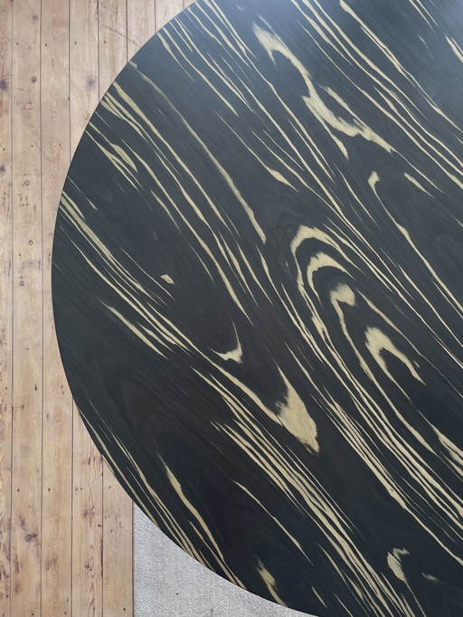 Round dining table (design: Ally Ebony)