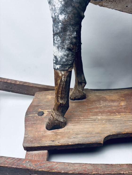 Image 1 of Antico cavallo da tiro in legno su slitta con rivestimento in tessuto e pelle – circa fine XIX/inizio XX secolo