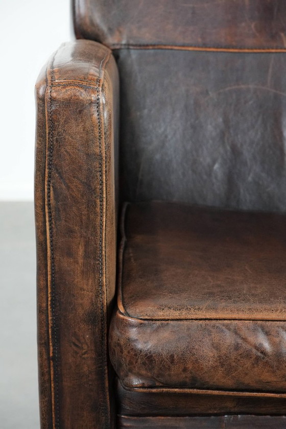 Image 1 of Poltrona dal design elegante e senza tempo realizzata in pelle di pecora con splendidi colori intensi