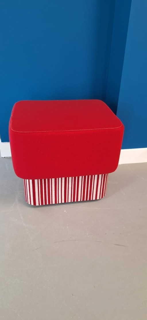 BuzziSpace designpoef – Opvallende rode poef met gestreepte basis | Topstaat – hockers en poefs, Polyester