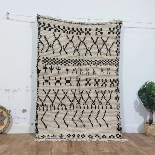 Natuurlijk wollen Berberkleed – Zwarte geometrische patronen handgeweven (175 × 125 cm)