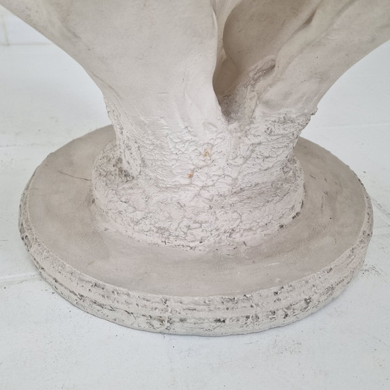 Image 1 of Mesa de centro italiana "Flor" de yeso con placa redonda tallada en facetas, años 70