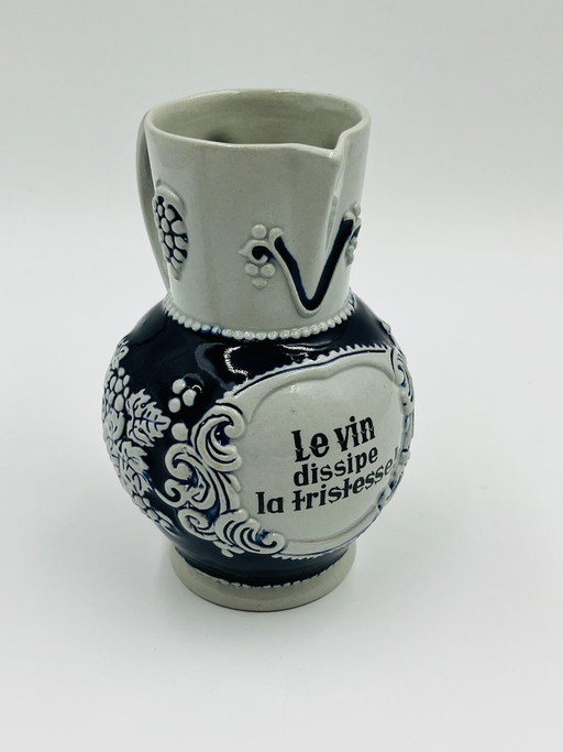 Marzi & Remy Steingut-Weinkrug "Le vin dissipe la tristesse"