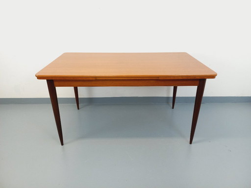 Rechthoekige vintage eettafel in Scandinavische stijl uit de jaren 50/60, gemaakt van teakhout met verlengstukken.