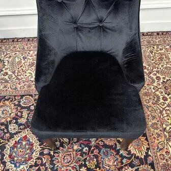 Set van zwart gestoffeerde Chesterfield stoelen, Eetkamerstoelen (foto 11 van 12)