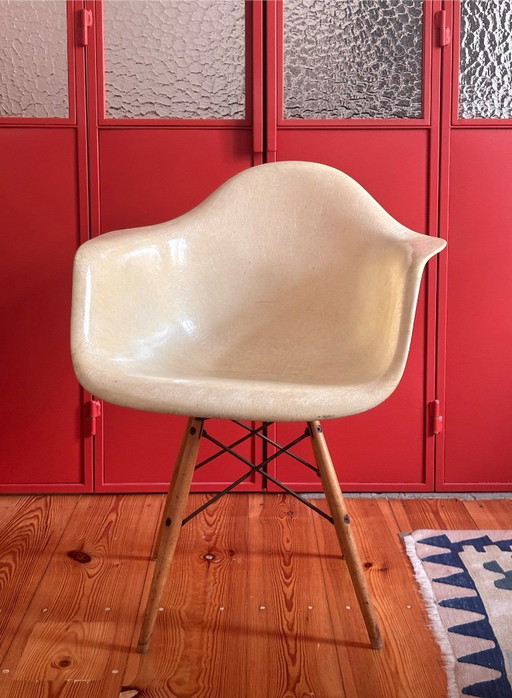 Eames Zenith PAW-stoel uit de jaren 1950, eerste generatie, gemaakt van glasvezel, met draaibare voet. – Herman Miller