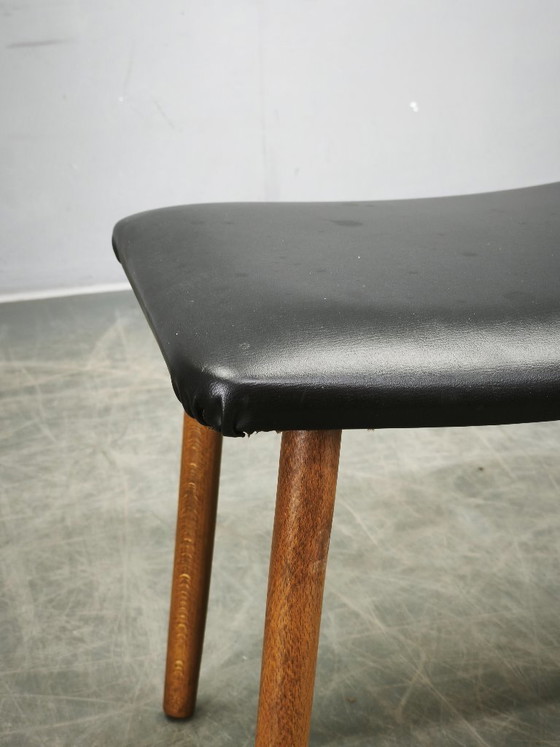 Image 1 of Poggiapiedi danese moderno in faggio con seduta in vinile nero, anni '60