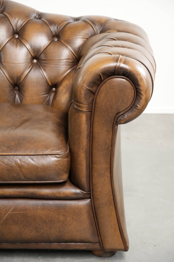 Image 1 of Tijdloze en mooie Engelse rundleren chesterfield 2 zits bank in een luxe kleur