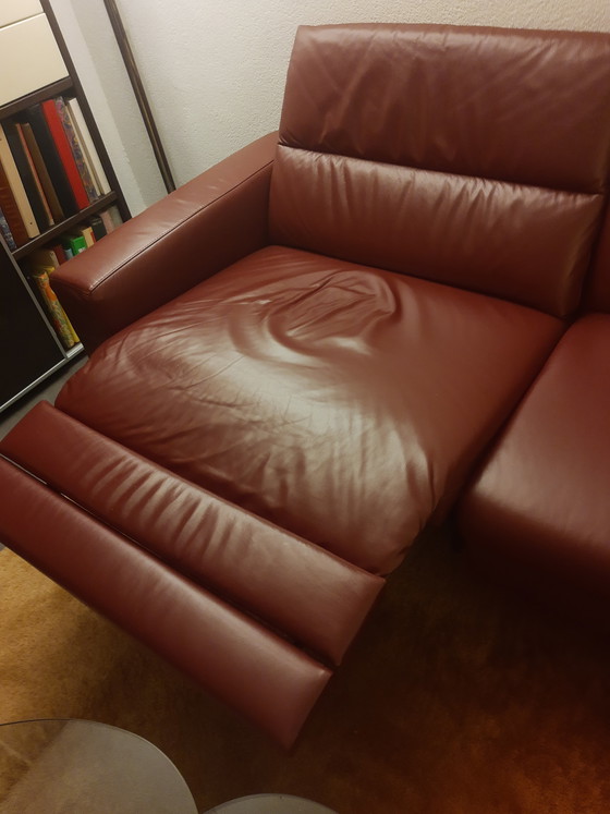 Image 1 of Elegante divano in pelle rosso scuro, con comandi reclinabili elettrici.