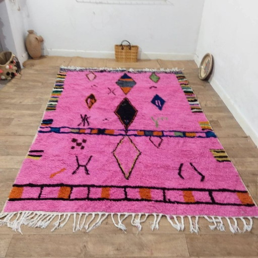 Wollen Azilal-kleed in felroze – kleurrijke Berbermotieven handgeweven (290×195 cm)