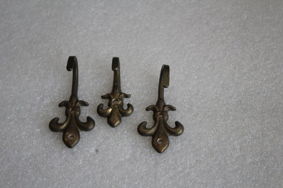 Image 1 of 3 piccoli ganci decorativi, ganci per quadri vintage, porta asciugamani in ottone, giglio araldico