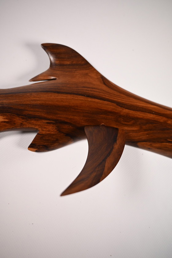 Image 1 of Wandskulptur aus Holz, die einen großen Hai darstellt