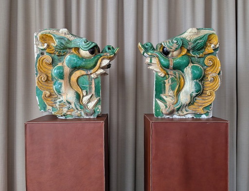 Ein Paar mit Sancai-Glasur verzierte „Drachen-Chiwen“-Dachornamente – Ming-Dynastie