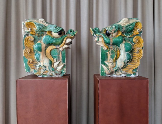 Image 1 of Ein Paar mit Sancai-Glasur verzierte „Drachen-Chiwen“-Dachornamente – Ming-Dynastie