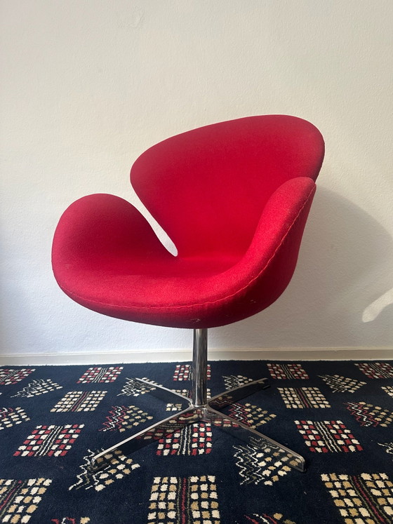 Arne Jacobsen, Swan Chair, swivel armchair with red fabric upholstery, Chrome, Metal (photo 6 of 7)