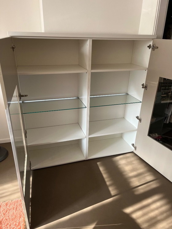 Image 1 of Hulstä Now Vitrine / Highboard – weiß & beige – mit Beleuchtung
